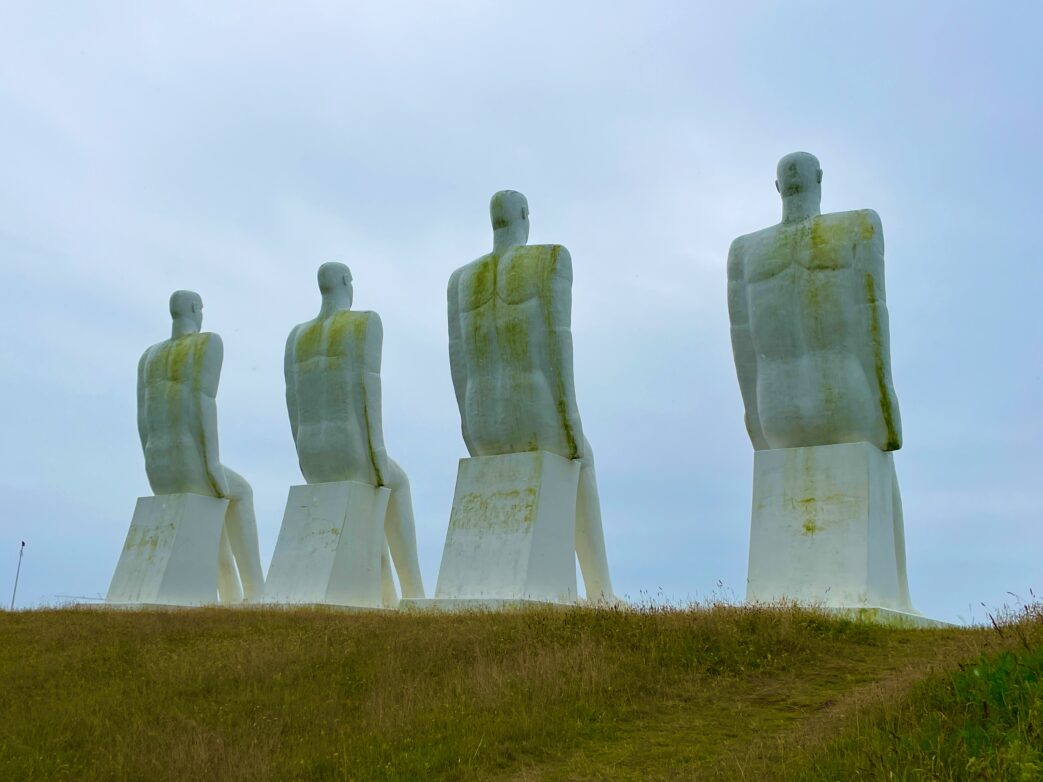 Ein Wahrzeichen Esbjergs ist die 1995 gegenüber am Hertingvej enthüllte Monumentalskulptur Menschen am Meer von Svend Wiig Hansen. Dessen letztes großes Werk besteht aus vier 9 Meter hohen männlichen Gestalten, die ihren Blick auf die Nordsee richten - die Begegnung des Menschen mit der Natur.