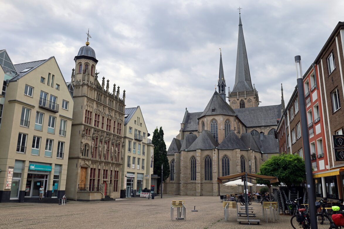 Der Dom und die historische Rathausfassade bilden ein harmonisches Ensemble in Wesel.