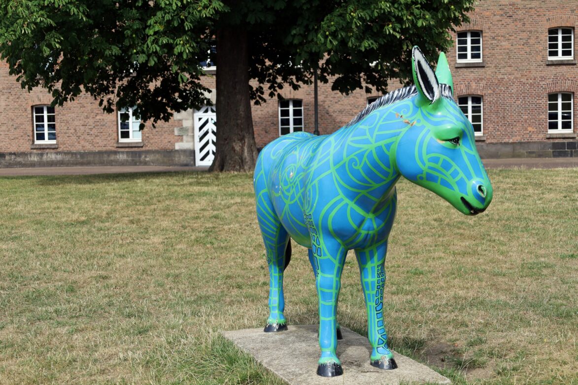 In Wesel ist der Esel zum Markenzeichen geworden, er ist überall im Stadtbild wie hier an der Zitadelle zu finden.