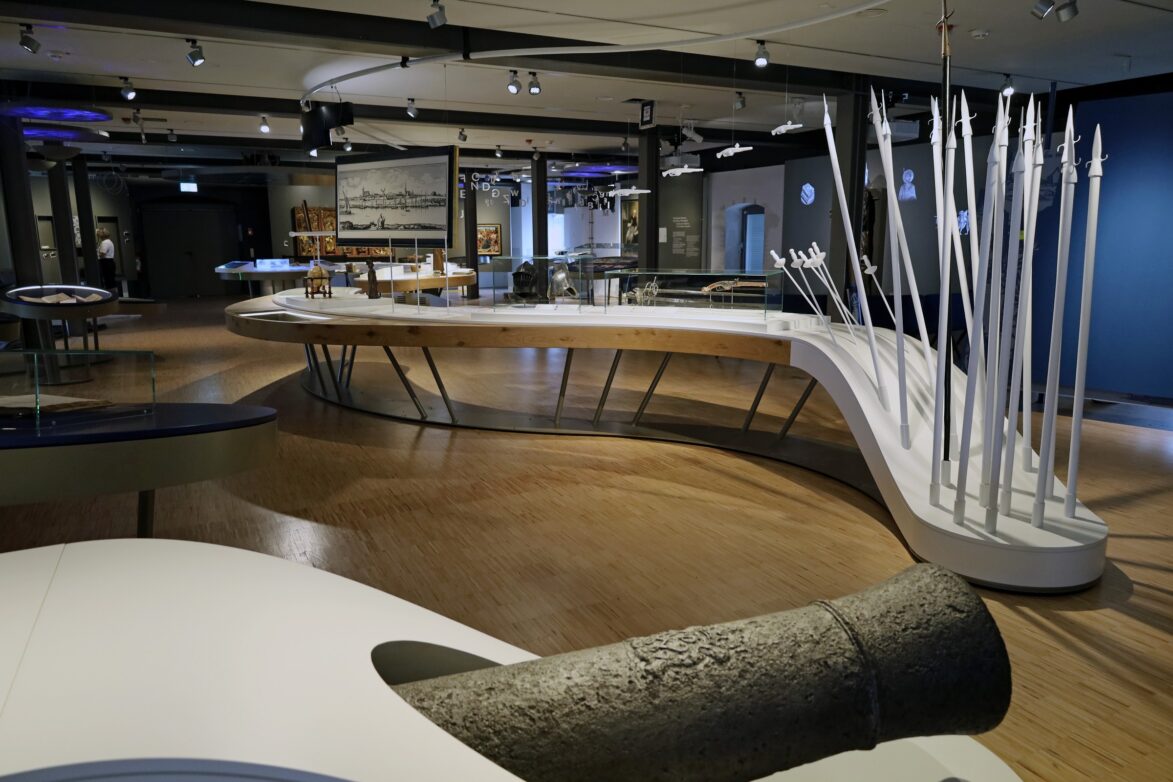 Die Ausstellungsräume des Niederrheinmuseums greifen die Wellen des Rheins als Gestaltungselement auf.