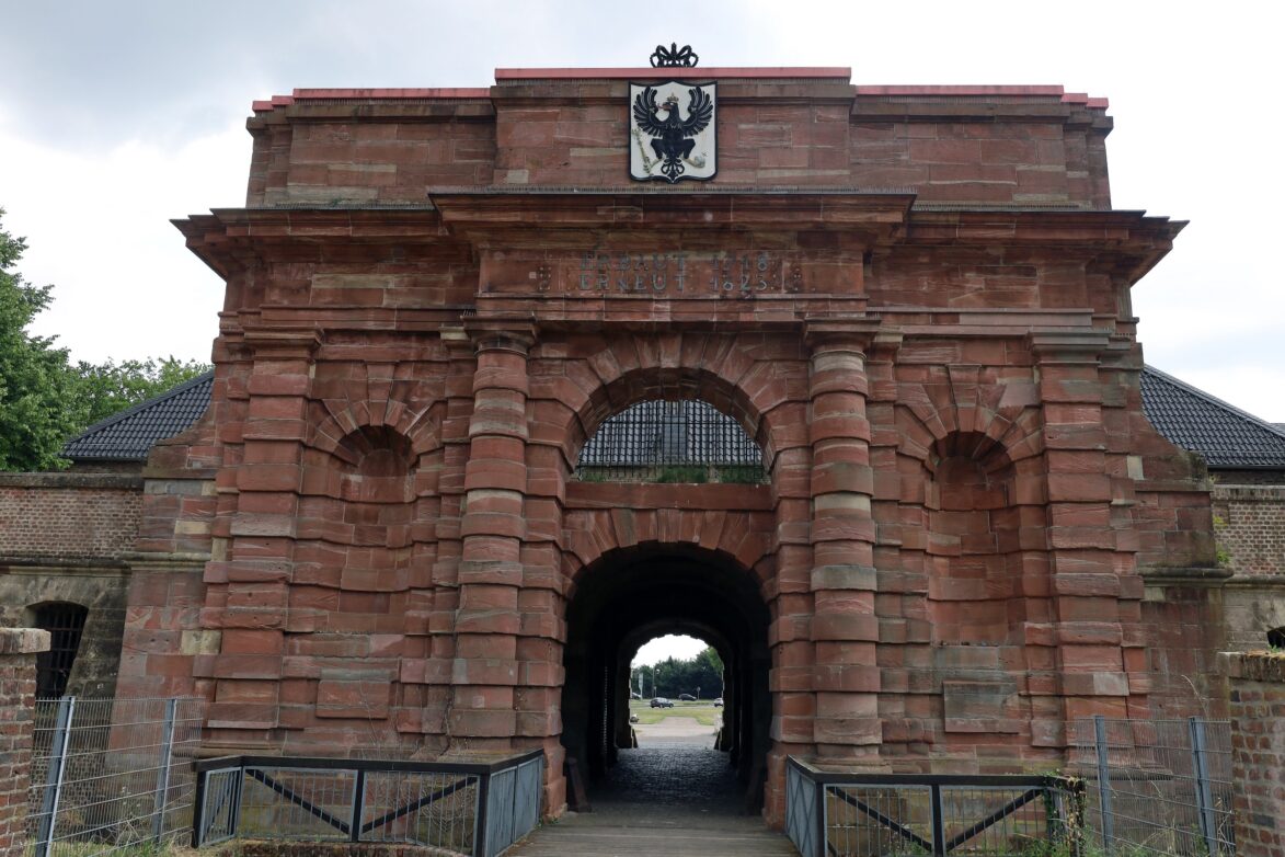 Wesel-Zitadelle-a-PRB.JPG: Im Jahre 1718 wurde das Haupttor der Zitadelle Wesel im Auftrag von Friedrich Wilhelm I. von Preußen errichtet.