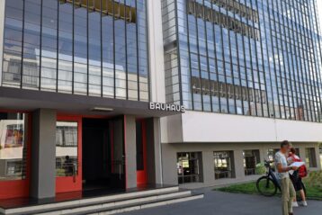 Die Fassade des Bauhaus Museum in Dessau wird bestimmt von Glas und Transparenz.