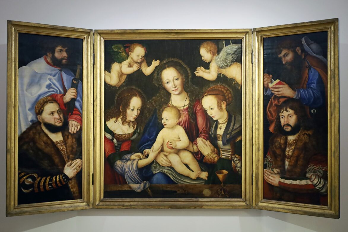 Die Anhaltische Gemäldegalerie in Dessau ist einen Besuch wert. Sie zeigt unter anderem ein Meisterwerk von Lucas Cranach d. Ä., der Marien-Flügelaltar von 1510 zeigt links und rechts auch die Stifter Friedrich der Weise von Sachsen und seinen Bruder Johann der Beständige.