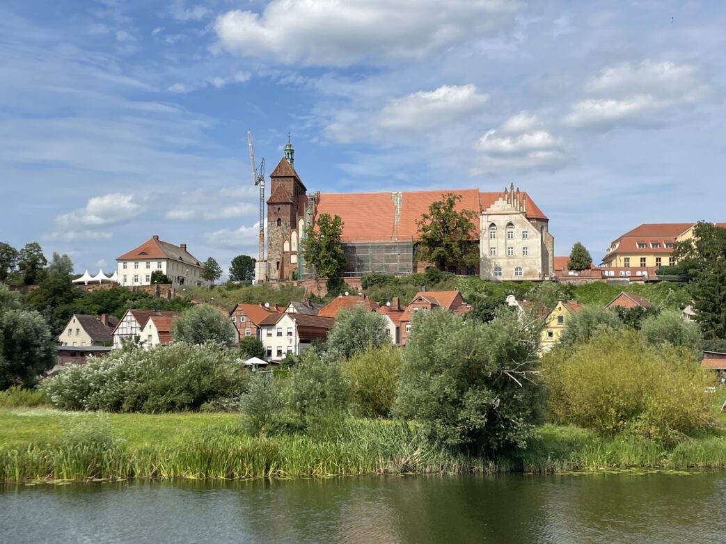 Der Dom war einst die Kathedrale des Bistums Havelberg. Das Bistum Havelberg selbst ist eine Gründung von König Otto I. aus dem Jahr 946 oder 948.