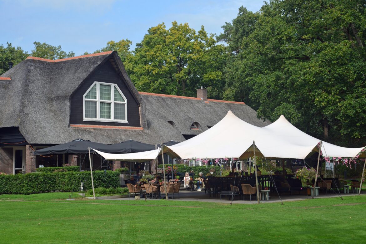 LW-10-PRB: Das Landguthotel Woodbrooke besitzt eine schöne Terrasse.