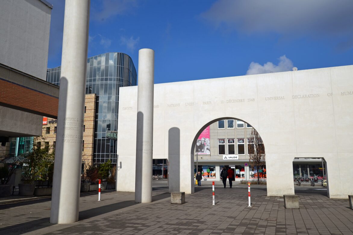 Die straße der Menschenrechte am Germanischen Nationalmuseum Foto: Jörg Berghoff
