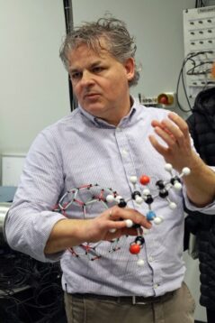 Prof. Dr. Jos Oomers erklärt die Funktionsweise der Anlage und die Forschungsgebiete.