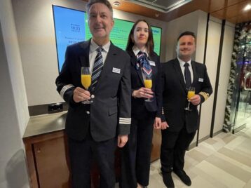 Hotelmanager, Kreuzfahrtleiterin und Kapitän begrüßen die Gäste zum Willkommensdrink.
