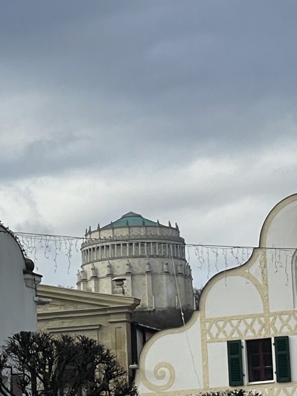 imposante Rundbau der Befreiungshalle auf dem Michelsberg in Kelheim, südwestlich von Regensburg, ist weithin sichtbar.