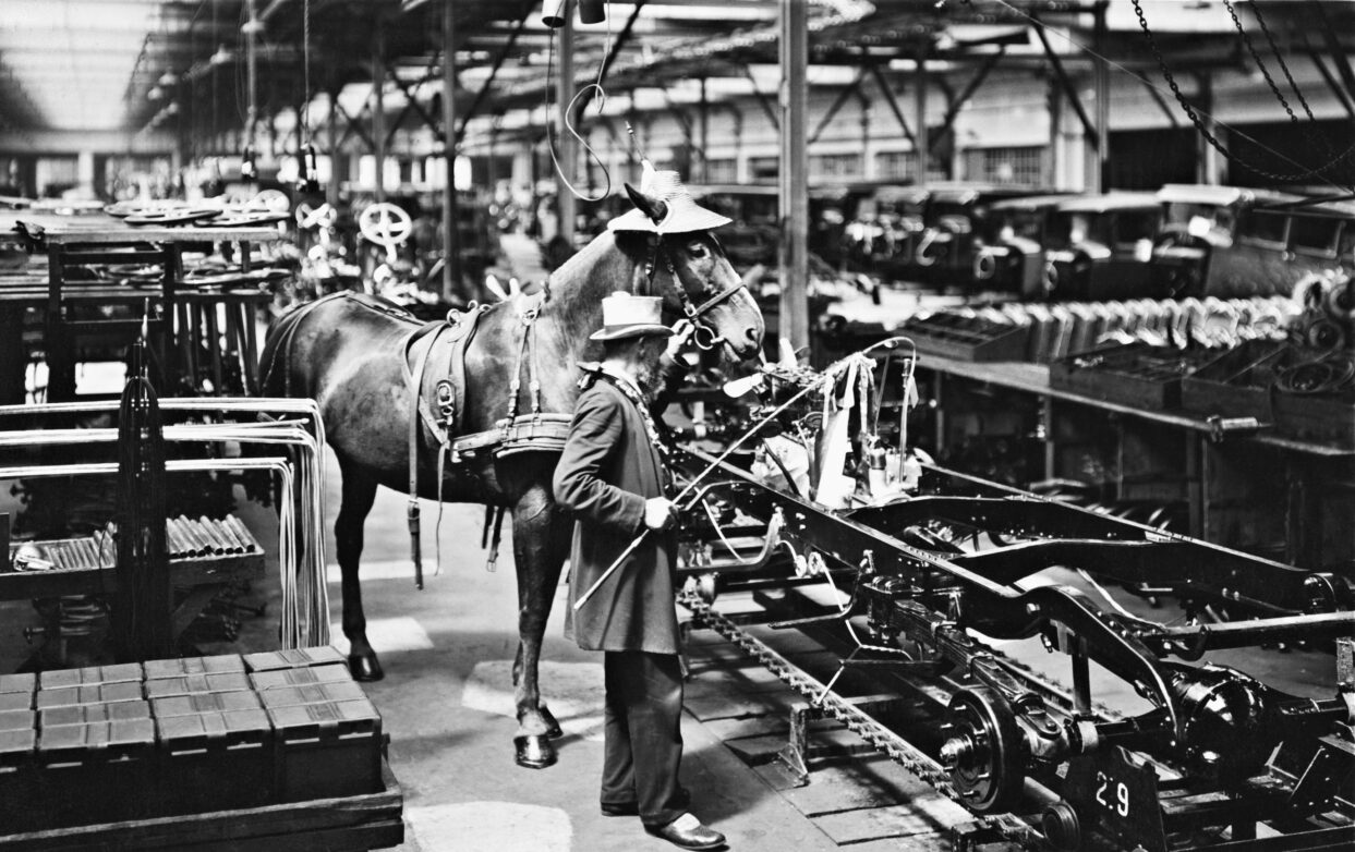 "Der Eiserne Gustav" beim Besuch des Opel-Werks in Rüsselsheim, 1928 © SZ Photo, München