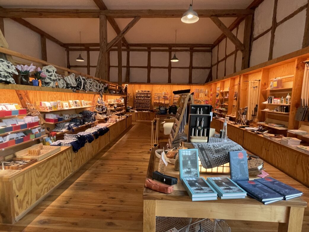 Blick in den Haus- und hofladen Brunshausen mit vcielen individuellen Geschenken und Werkzeugen Foto: Weirauch
