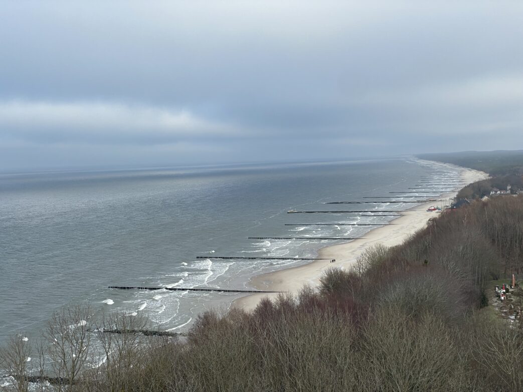 och aufragend über einem Kliff errichtet, ist der Leuchtturm am Rande von Niechorze (Horst) ein echter Hingucker. Sein Leuchtfeuer wurde am 1. Dezember 1886 erstmals entzündet. Der 45 Meter hohe Backsteinbau hat eine interessante Architektur. Im