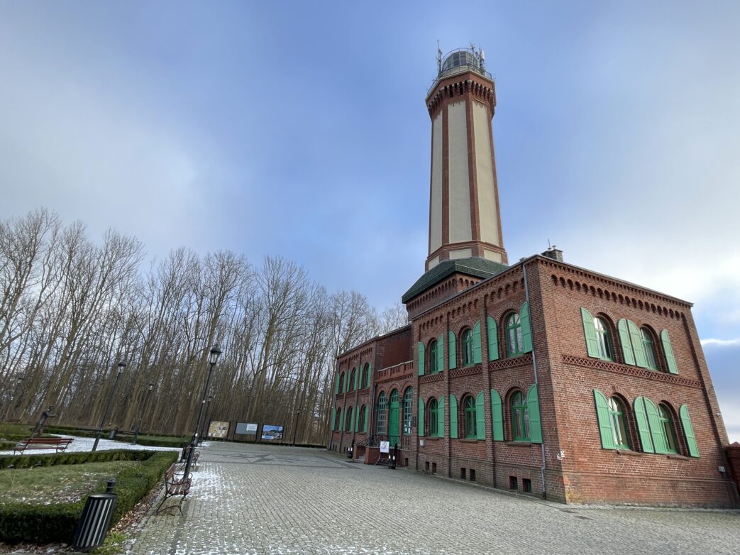 och aufragend über einem Kliff errichtet, ist der Leuchtturm am Rande von Niechorze (Horst) ein echter Hingucker. Sein Leuchtfeuer wurde am 1. Dezember 1886 erstmals entzündet. Der 45 Meter hohe Backsteinbau hat eine interessante Architektur. Im