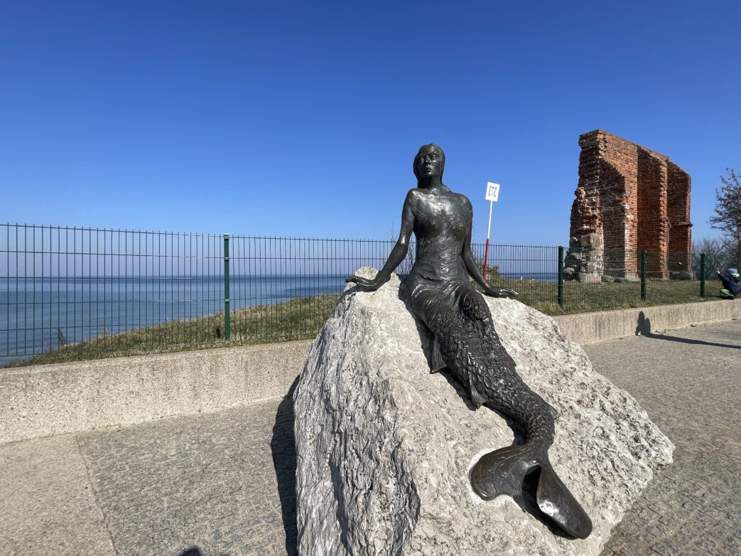 +7 Die Meerjungfrau von Trzęsacz (Hoff) ist eine lokale Legende um Zielenica, die schöne Tochter der Ostsee, die von Fischern gefangen wurde und aus Sehnsucht starb.