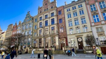 +5 Die Fassaden am Langen Markt (Długi Targ) in Danzig sind prunkvolle, nach dem Zweiten Weltkrieg rekonstruierte Patrizierhäuser. Sie prägen zusammen mit dem Langen Markt das Herz des Königswegs.