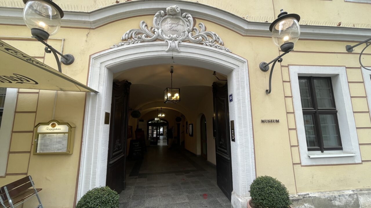 Einer der wenigen erhaltenen Orte, an denen Weber wirkte, steht an der Hauptstraße: das Kügelgenhaus, ein Spätbarockbau, heute Museum der Dresdner Romantik. Benannt ist es nach Gerhard von Kügelgen, einem der gefragtesten Porträtmaler seiner Zeit, berühmt für seine Bildnisse von Goethe und Schiller. Sein Wohnhaus war im frühen 19. Jahrhundert ein zentraler Treffpunkt der Dresdner Kulturszene: