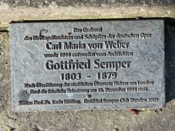 Gedenktafel am Fuß des Grabes von Carl Maria von Weber