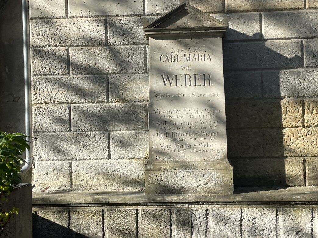 Das Grab von Carl Maria von Weber befindet sich auf dem Alten Katholischen Friedhof in Dresden-Friedrichstadt. Die Grabstätte des Komponisten, der 1826 in London starb und 1844 nach Dresden überführt wurde, ist ein bekanntes Ehrengrab und wurde von Gottfried Semper entworfen.