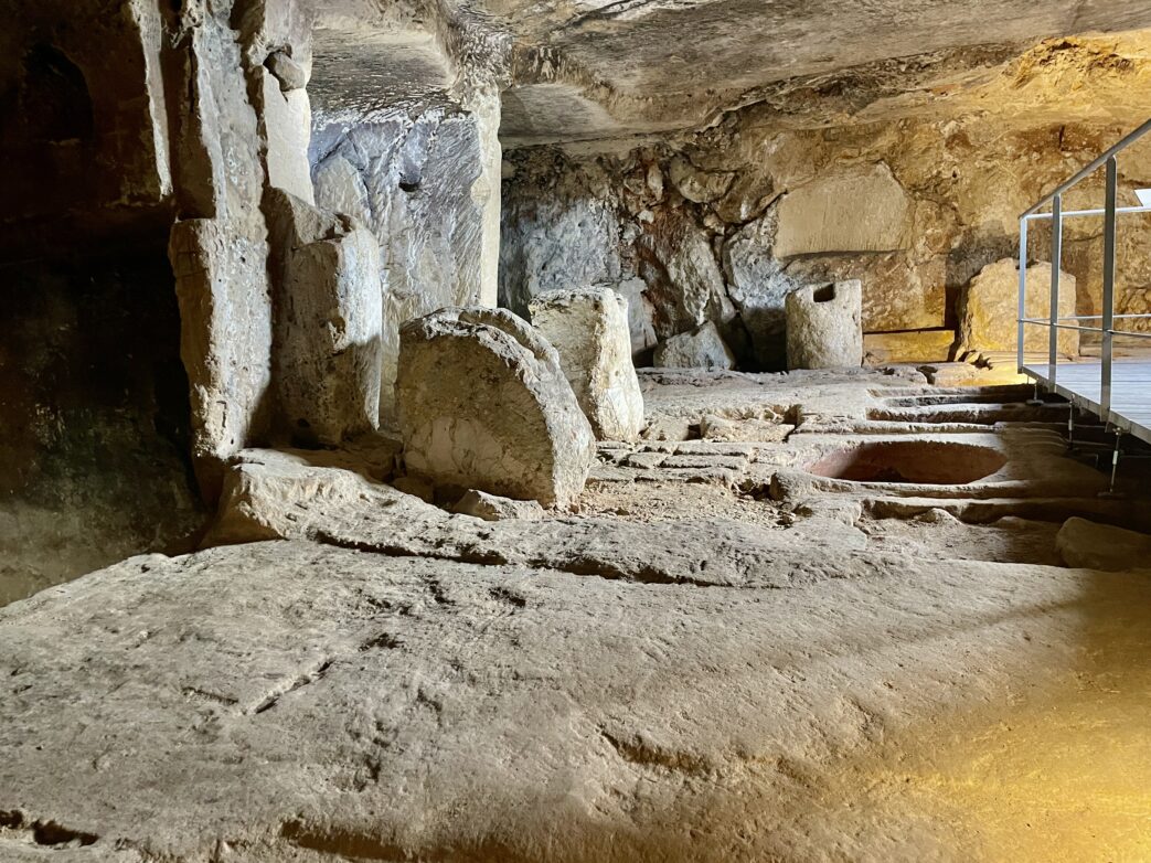 Blick in eine unterirdische Ölmühjle in Cavallino