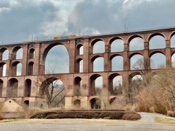 Mit ihren 574 Metern Länge, 78 Metern Höhe und 98 Bögen wirkt sie selbst im Zeitalter von Hochgeschwindigkeitsstrecken und Betonviadukten noch immer beeindruckend. Dabei ist die Brücke nicht nur ein technisches Denkmal, sondern bis heute ein aktiver Bestandteil des deutschen Eisenbahnnetzes.