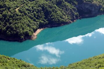 Der Piva Lake im Prirode Piva Naturpark besitzt tiefe Schluchten.