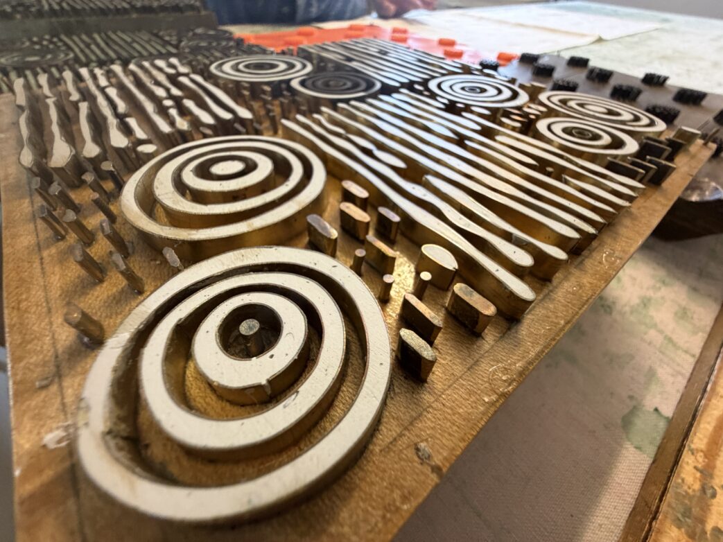 Über 800 originale Holzmodel Blumen, Ranken, Sterne oder barocke Ornamente: Die Sammlung historischer Druckstöcke gehört zu den größten ihrer Art und macht jedes Stoffmuster zu einem kleinen Kunstwerk.