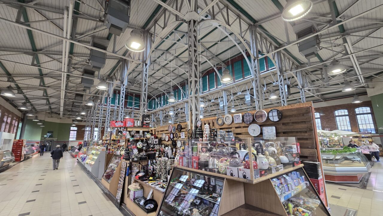 Blick in die Markthalle von Liepaja mit einer interessanten Eisenkonstruktion.