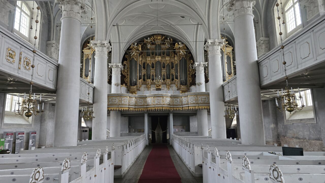 In der Dreifaltigkeitskathedrale befindet sich eine der größten historischen mechanischen Orgeln Europas.