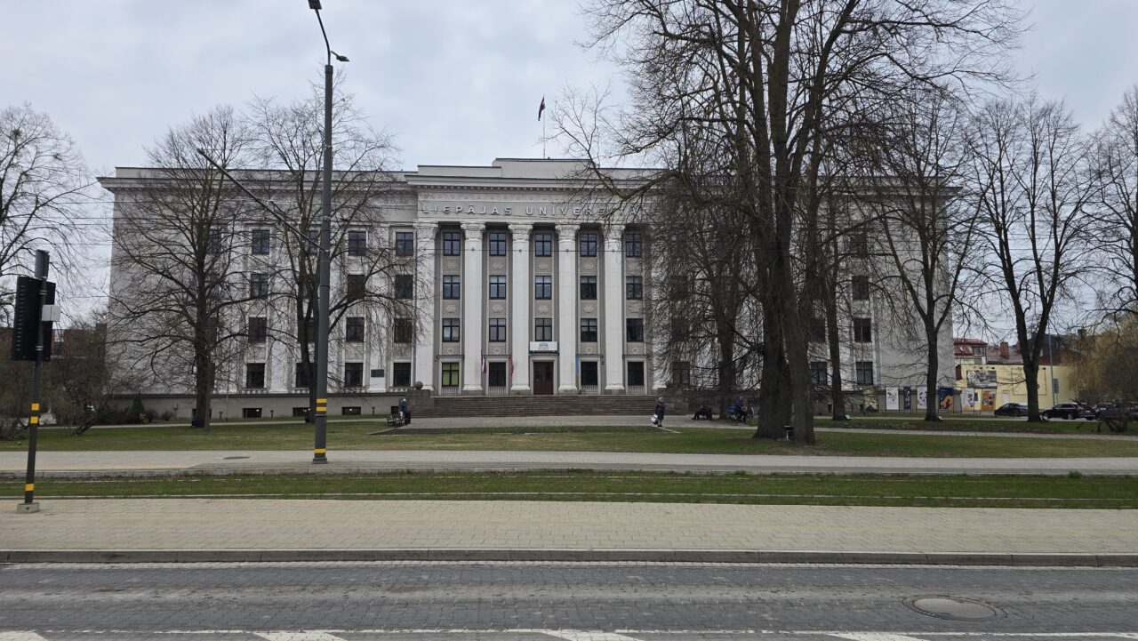 Blick auf die im neoklasszistischen Stil im Jahr 1954 errichtete Universität von Liepaja.