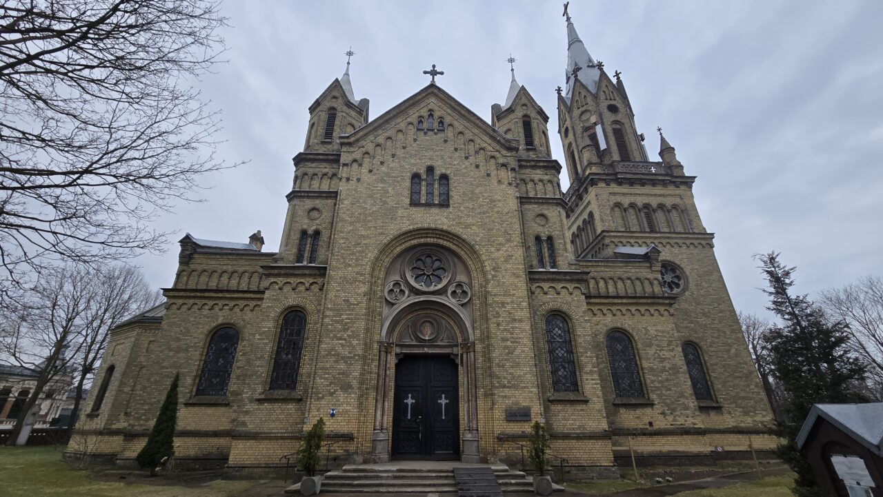 Blick auf die Kathedrale St. Josef in Liepaja/Liebau. Es ist die größte katholische Kirche in Kurland.