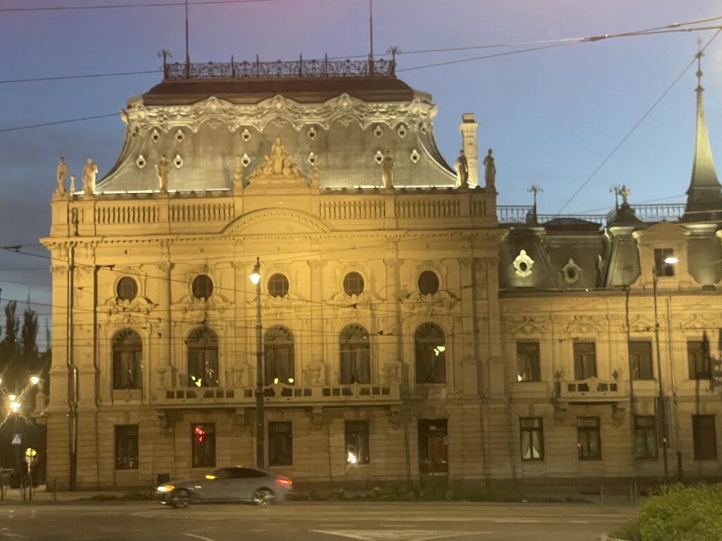 Gegenüber liegt mit dem Museum der Stadt Łódź ein weiterer kultureller Höhepunkt, untergebracht im ehemaligen Poznański-Palais.