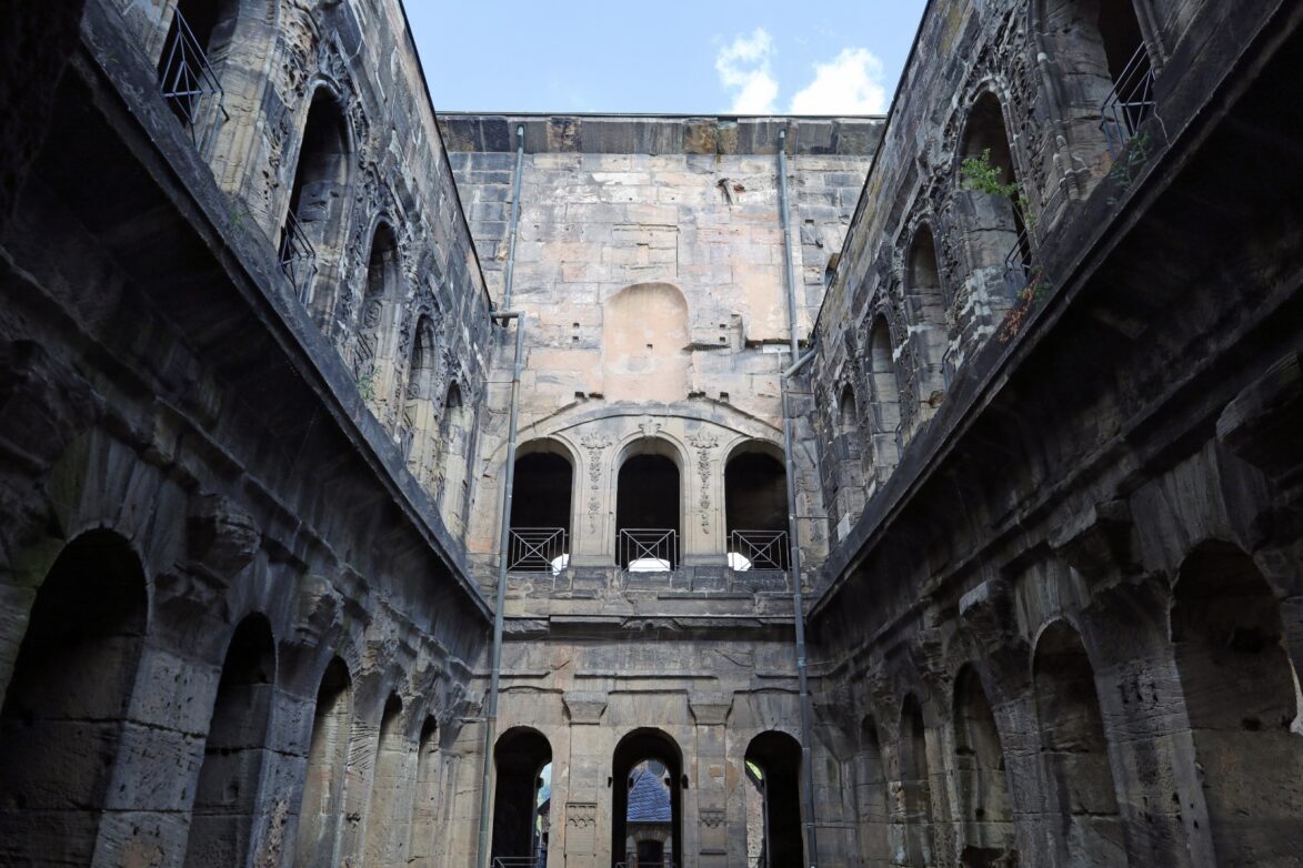 Renovierungsbedürftig: die Porta Nigra bleibt während der Restaurierung für Besucher geöffnet.