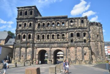Die Porta Nigra wurde in der Zeit Marc Aurels um 170 nach Christus erbaut.