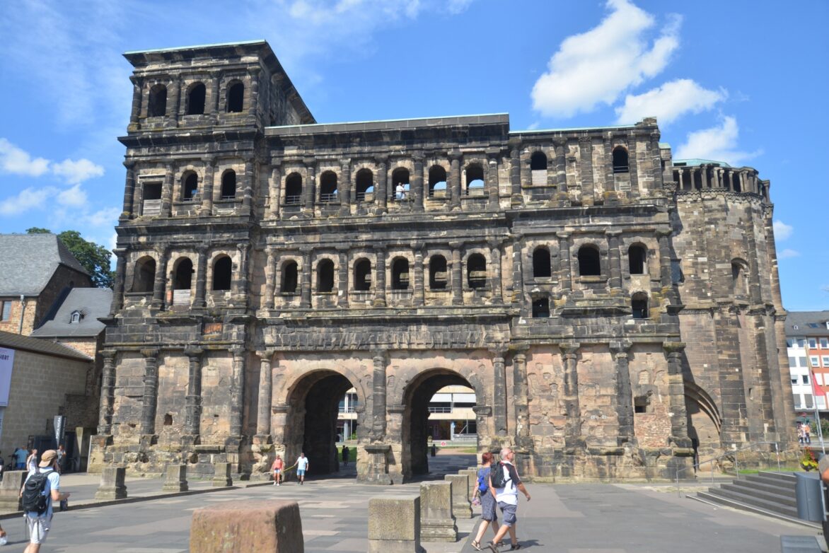 Die Porta Nigra wurde in der Zeit Marc Aurels um 170 nach Christus erbaut.