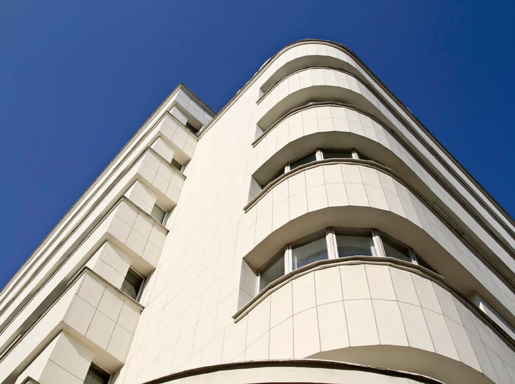 Das ehemalige ZUS-Gebäude zählt mit seiner abgerundeten Fassade zu den schönsten Beispielen des Funktionalismus in Gdynia. Foto: P. Kozłowski