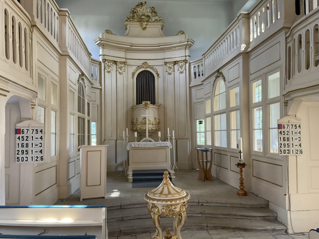 Ein besonderes Schmuckstück des Ensembles ist die barocke Schlosskirche von 1746. Ihr heller Rokoko-Innenraum zählt zu den schönsten historischen Kirchenräumen der Niederlausitz. Noch vor wenigen Jahrzehnten war ihr Bestand gefährdet. Dank des Engagements des Fördervereins, der Kirchengemeinde, der Stadt Lauchhammer und zahlreicher Spender konnte die Kirche umfassend saniert werden.