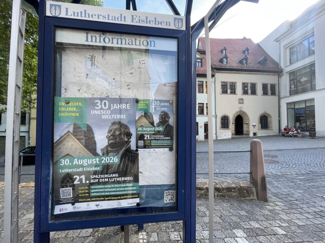 Blick von Luthers Geburtshaus auf die Taufkirche.