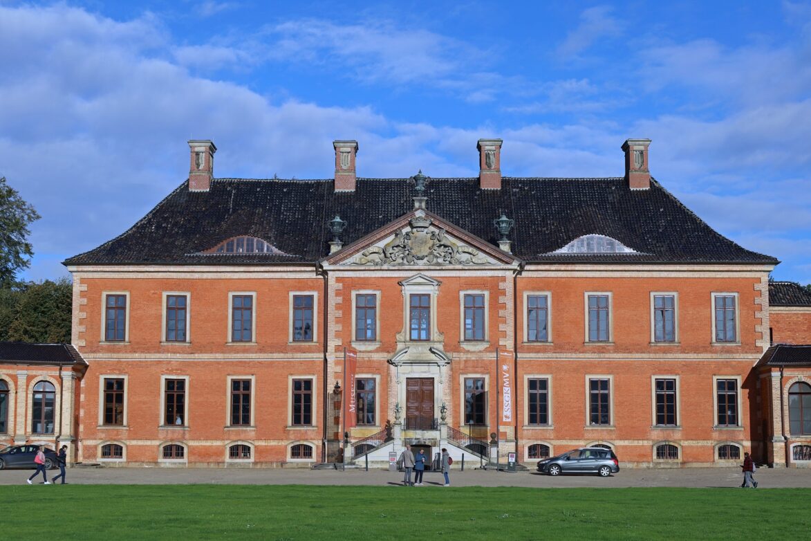 Die Fassade des Haupthauses erinnert an Buckingham Palace.